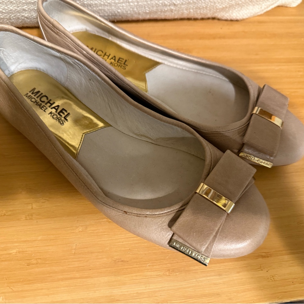 Michael Kors Taupe Flats with Gold Accent Size 6.5.